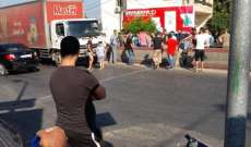 محتجون يقطعون اوتوستراد المنية الدولي 
