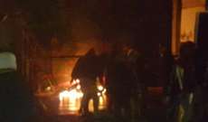 محتجون أشعلوا إطارات عند بوابة سراي طرابلس لمناسبة ذكرى وفاة شاب باحتجاجات العام الماضي