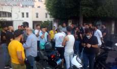 النشرة: وقفة احتجاجية لأصحاب الدراجات النارية في صيدا للمطالبة بإلغاء قرار منعهم من التنقل