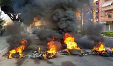 النشرة: قطع الطريق بالاطارات المشتعلة امام خان الافرنج في صيدا احتجاجاً على تردي الاوضاع