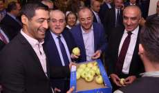 حنكش يوزع التفاح أثناء إفتتاح مركز جديد للأشعة في مستشفى بحنس