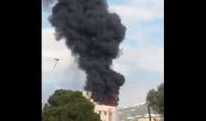 حريق كبير على سطح أحد المباني في المدينة الصناعية في سد البوشرية