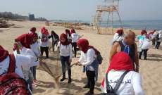 طالبات من مدرسة لجميعة المشاريع شاركن بحملة تنظيف شاطى الرملة البيضاء