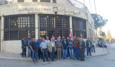 النشرة: العسكريون المتقاعدون يعتصمون أمام مصارف لبنان المركزية بمختلف المناطق