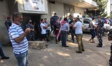 إعتصام أمام مؤسسة الكهرباء في الصيفي وإقفال مبنى المؤسسة في حلبا