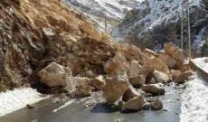 النشرة:إنهيار صخري كبير بسبب العاصفة أدى لقطع الطريق بين قاع الريم وزحلة 