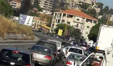 النشرة: مناصرو الديمقراطي قطعوا الطريق الدولية في بعلشميه بالإطارات المشتعلة