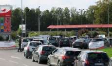 إعلام فرنسي: اعتقال خمسة أشخاص باعوا الوقود بالقرب من المحطات بسعر 3.5 يورو لليتر