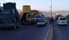  اعتصام لاصحاب الشاحنات على طريق الاوزاعي محلة المدورة بالاتجاهين 