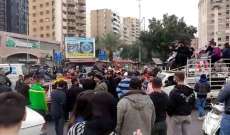 محتجون قطعوا السير عند ساحة عبد الحميد كرامي وآخرون رشقوا مبنى سراي طرابلس بالحجارة