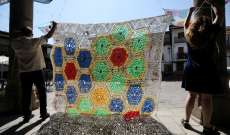 للاحتماء من حرارة الشمس في إسبانيا.. سكان يصنعون ستائر من أكياس التسوق
