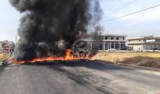 قطع الطريق عند مفرق بلدة كوشا- عكار بالإطارات المشتعلة من قبل محتجين