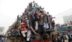بنغلادش تحظر السفر على أسطح القطارات