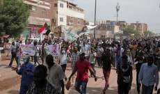 آلاف السودانيين تظاهروا في الخرطوم للمطالبة برحيل العسكريين الذين يحكمون البلاد