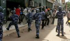 رويترز: قوات الأمن السودانية تحاول فض اعتصام أمام وزارة الدفاع 