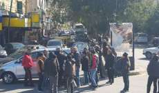 النشرة: سائقون عموميون قطعوا الطريق عند ساحة النجمة في صيدا احتجاجا على ارتفاع أسعار المحروقات