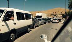 النشرة: زحمة سير خانقة على ضهر البيدر بسبب انقلاب باص بعد جسر المديرج