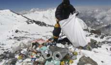 متسلقون يجمعون القمامة من على ارتفاع 8000 متر في جبل أيفيريست