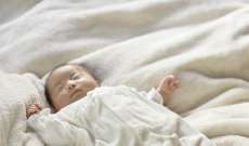 خبراء كشفوا عن سبب لعدم السماح للأطفال بالنوم على أسرّة البالغين