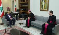 الرئيس عون التقى السفير البابوي لدى لبنان والقائم بأعمال السفارة البابوية