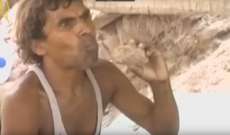 هندي يأكل الطين للحفاظ على صحته