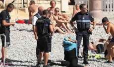 الشرطة الفرنسية تجبر امرأة على خلع البوركيني على شاطئ نيس 