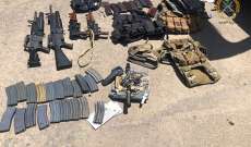 الجيش: ضبط رمانات بندقية تحمل كتابات عبرية وكمية من الأسلحة والذخائر عائدة لمطلوب من آل زعيتر في الشراونة