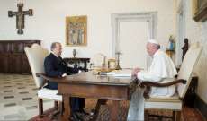 الرئيس عون التقى البابا فرنسيس في خلوة بالمكتب البابوي