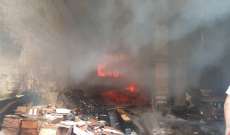 فوج اطفاء بيروت يعمل على إخماد حريق كبير شبّ داخل منشرة للأخشاب بخلدة