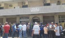 اهالي قب الياس نفذوا وقفة احتجاجية أمام دائرة مؤسسة كهرباء لبنان رفضا للتقنين والعتمة الشاملة