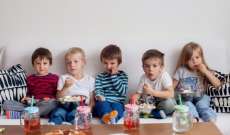 مشاهدة التلفزيون أثناء تناول الطعام تؤثر سلبا على القدرات اللغوية للأطفال