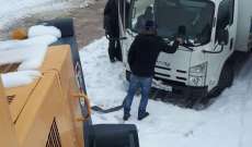 انقاذ شاحنتين على طريق كفرسلوان ترشيش علقتا بسبب تراكم الثلوج