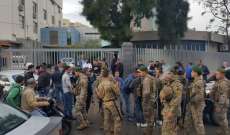محتجون بطرابلس أقفلوا مداخل شركة كهرباء قاديشا وسنترال الميناء وطالبوا الموظفين بالخروج