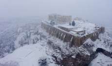 العاصمة اليونانية تشهد تساقطا نادرا وكثيفا للثلوج يؤدي إلى تعطيل الرحلات الجوية