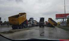 النشرة: سائقو الشاحنات قطعوا الطريق الرئيسية على اوتوستراد الزهراني