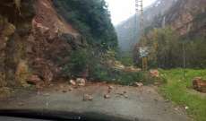 الدفاع المدني يعمل على ازالة أتربة وصخور انهارت جراء السيول في وادي نهر إبراهيم يحشوش