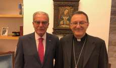 الخازن بحث مع سفير الكرسي الرسولي مساعي الحل في لبنان