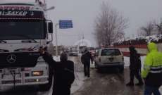 الدفاع المدني ينقذ عائلة انزلقت سيارتها على طبقة من الجليد بشبروح فاريا
