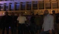 العسكريون المتقاعدون بدأوا اعتصاما أمام مصرف لبنان 