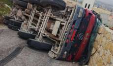 سقوط جريح بانقلاب شاحنة محملة بالاسمنت على اوتوستراد طرابلس 