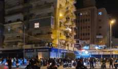   الجيش اللبناني يحاول تفريق المحتجين في ساحة عبد الحميد كرامي بطرابلس