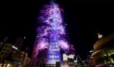 برج خليفة في دبي أُضيء بالمصابيح والألعاب النارية احتفالا بقدوم العام الجديد 2023