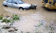 النشرة:عناصر شرطة بلدية ارزي تنقذ سيارة عالقة في المياه التي غمرت طريق النهر