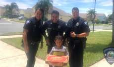 طفل يطلب البيتزا من الشرطة الأميركية