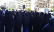 اهالي الموقوفين الاسلاميين يعتصمون أمام مكتب المستقبل في طرابلس