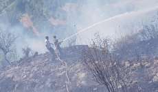  متطوعو الدفاع المدني في عكار يعملون على اخماد حريق في بلدة مشحا