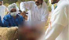 صورة لأمير قطر السابق وهو يذبح خروف بعيد الأضحى