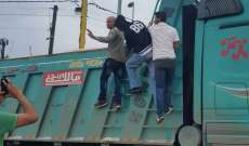 النشرة:شباب عكار يفتشون الشاحنات للحؤول دون وصول النفايات الى مكب سرار