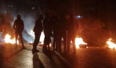 أهالي اللبنانيين المحتجزين في تركيا يقطعون الطريق الذي يربط الميناء بطرابلس بالإطارات المشتعلة