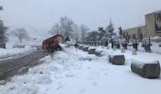 الدفاع المدني: العمل على إزالة الثلوج التي تراكمت على طريق عام عنايا بجبيل
